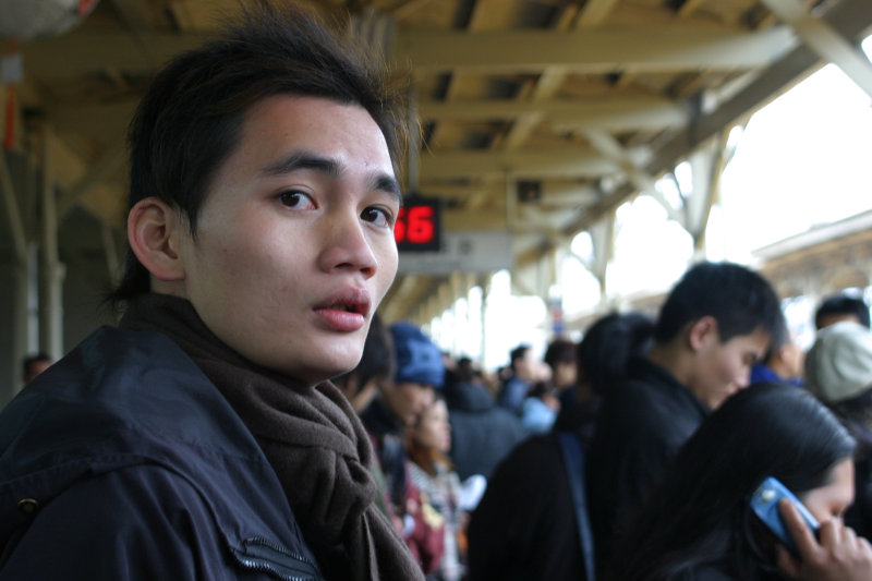 台灣鐵路旅遊攝影台中火車站月台旅客特寫2005攝影照片258
