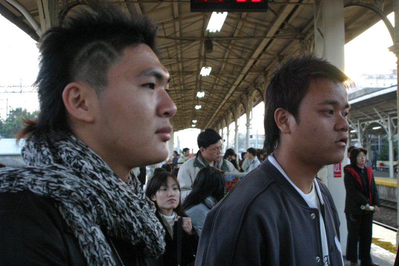 台灣鐵路旅遊攝影台中火車站月台旅客特寫2005攝影照片261