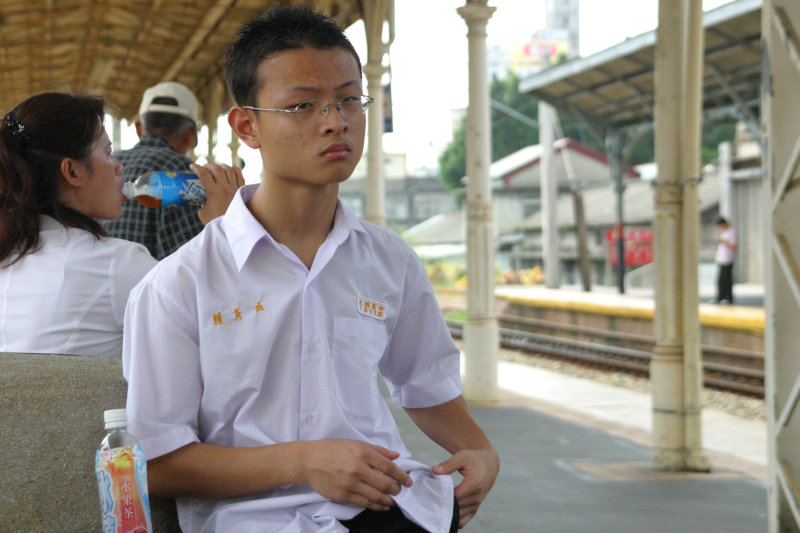 台灣鐵路旅遊攝影台中火車站月台旅客特寫2005攝影照片263