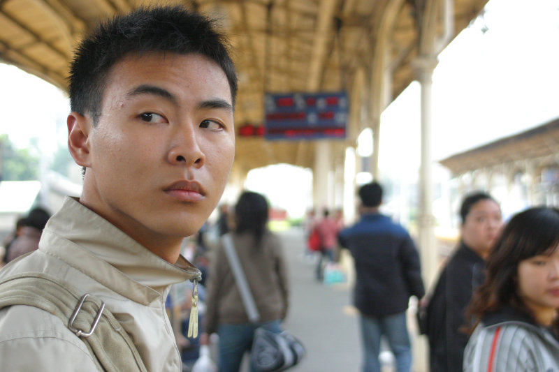 台灣鐵路旅遊攝影台中火車站月台旅客特寫2005攝影照片265