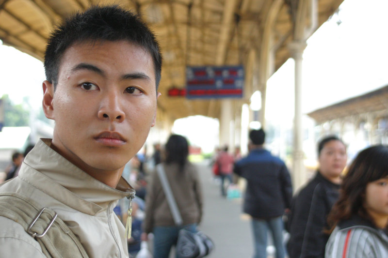 台灣鐵路旅遊攝影台中火車站月台旅客特寫2005攝影照片266