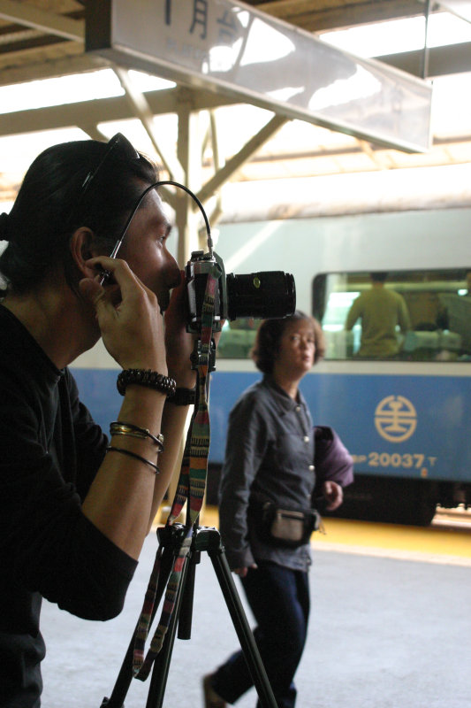 台灣鐵路旅遊攝影台中火車站月台旅客特寫2005攝影照片267