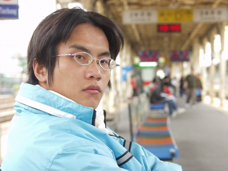 台灣鐵路旅遊攝影台中火車站月台旅客特寫2005攝影照片272