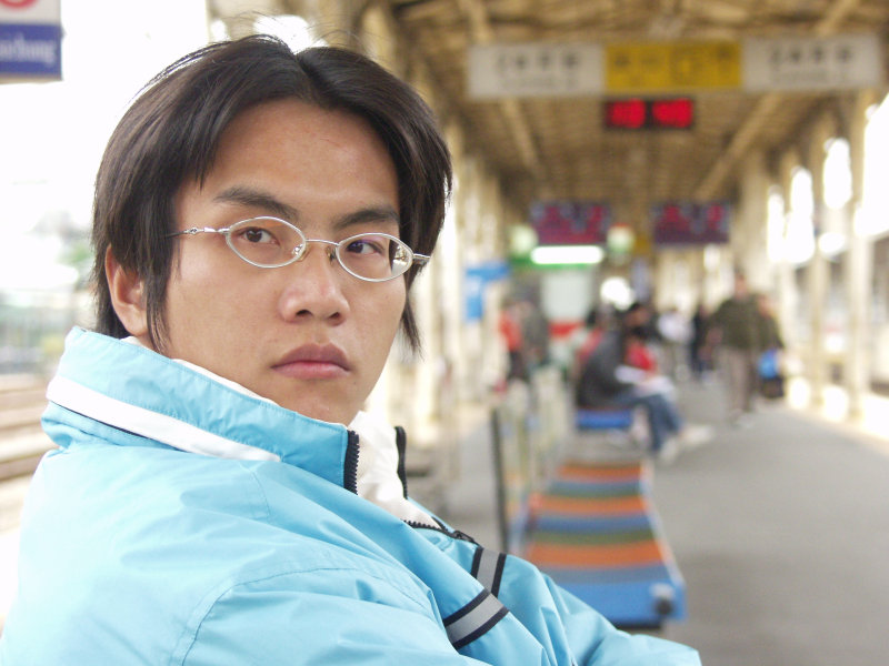 台灣鐵路旅遊攝影台中火車站月台旅客特寫2005攝影照片273