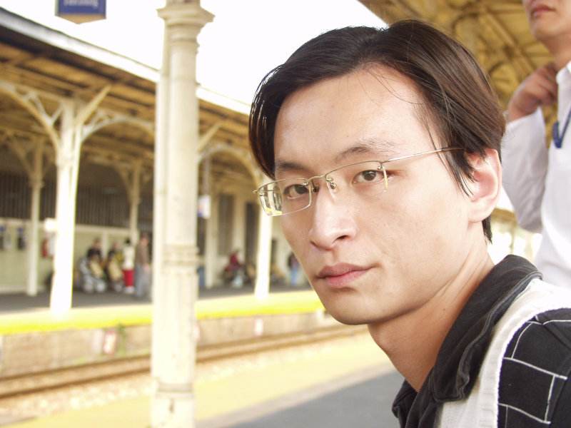 台灣鐵路旅遊攝影台中火車站月台旅客特寫2005攝影照片274