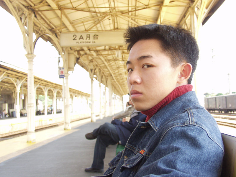 台灣鐵路旅遊攝影台中火車站月台旅客特寫2005攝影照片275