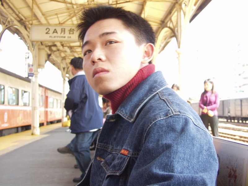 台灣鐵路旅遊攝影台中火車站月台旅客特寫2005攝影照片276