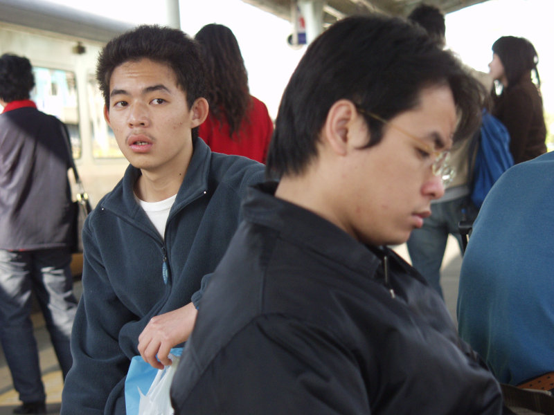 台灣鐵路旅遊攝影台中火車站月台旅客特寫2005攝影照片277
