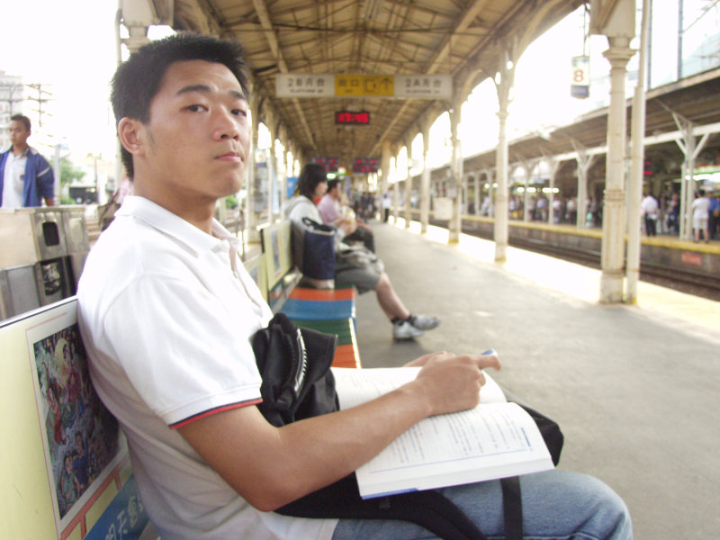 台灣鐵路旅遊攝影台中火車站月台旅客特寫2005攝影照片282