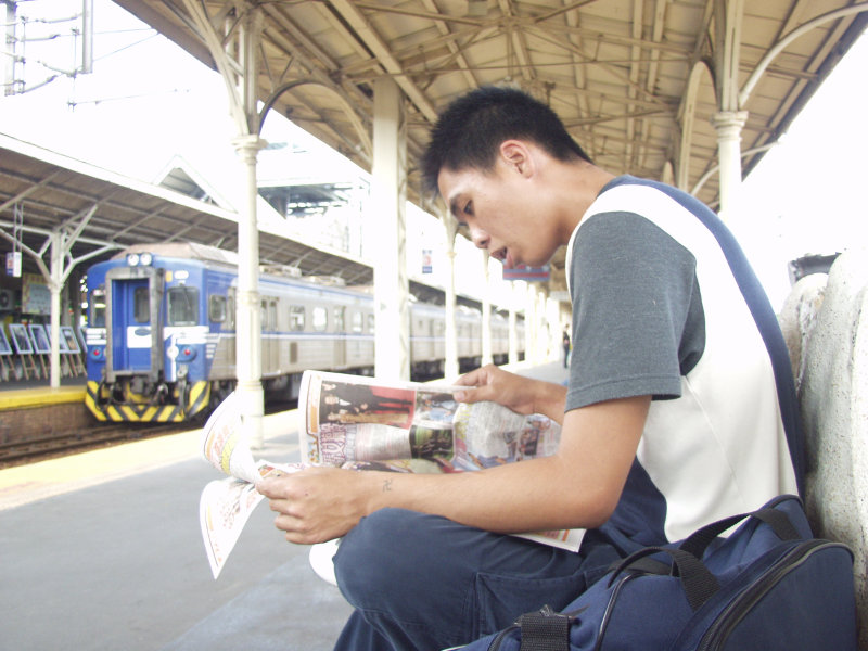 台灣鐵路旅遊攝影台中火車站月台旅客特寫2005攝影照片283