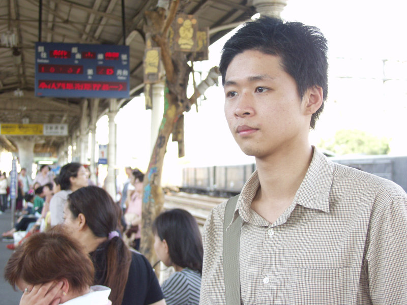 台灣鐵路旅遊攝影台中火車站月台旅客特寫2005攝影照片287