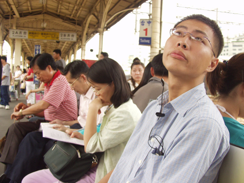 台灣鐵路旅遊攝影台中火車站月台旅客特寫2005攝影照片292