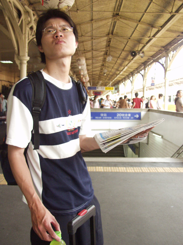 台灣鐵路旅遊攝影台中火車站月台旅客特寫2005攝影照片295