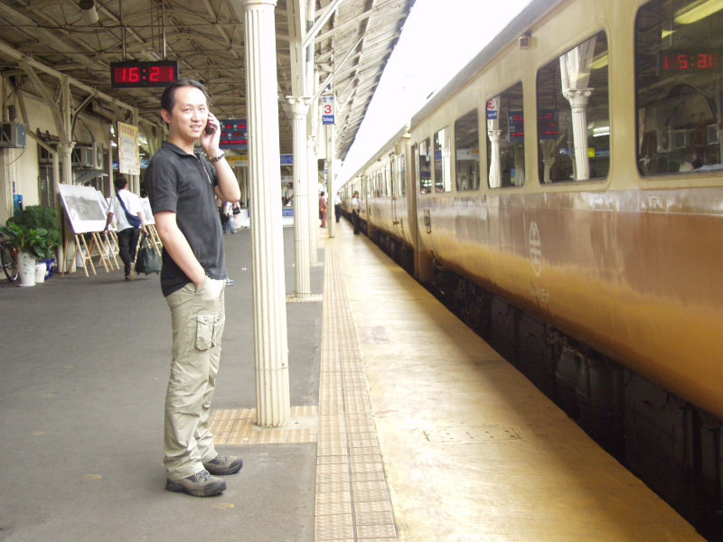 台灣鐵路旅遊攝影台中火車站月台旅客特寫2005攝影照片296