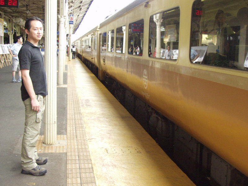 台灣鐵路旅遊攝影台中火車站月台旅客特寫2005攝影照片297