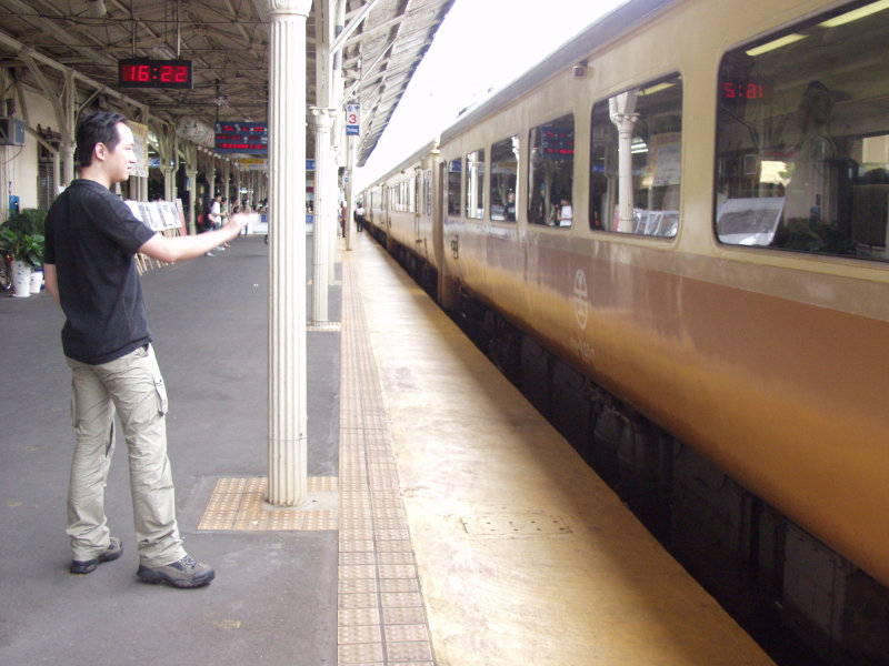 台灣鐵路旅遊攝影台中火車站月台旅客特寫2005攝影照片298