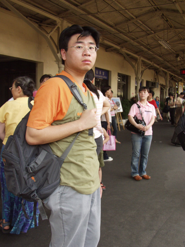 台灣鐵路旅遊攝影台中火車站月台旅客特寫2005攝影照片300