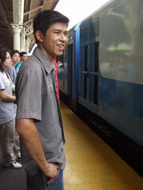 台灣鐵路旅遊攝影台中火車站月台旅客特寫2005攝影照片301
