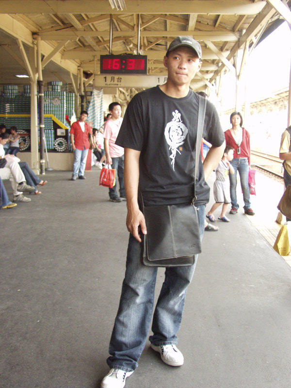 台灣鐵路旅遊攝影台中火車站月台旅客特寫2005攝影照片302