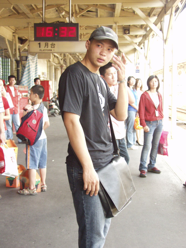 台灣鐵路旅遊攝影台中火車站月台旅客特寫2005攝影照片303