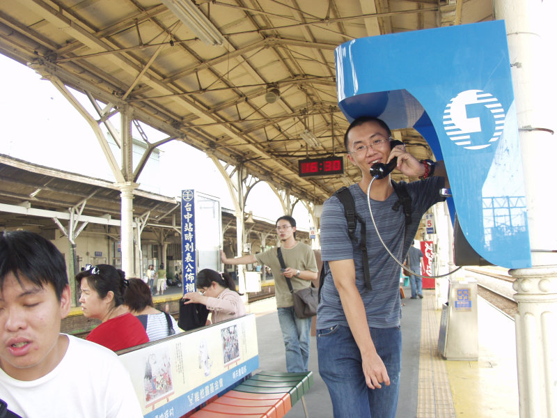 台灣鐵路旅遊攝影台中火車站月台旅客特寫2005攝影照片304