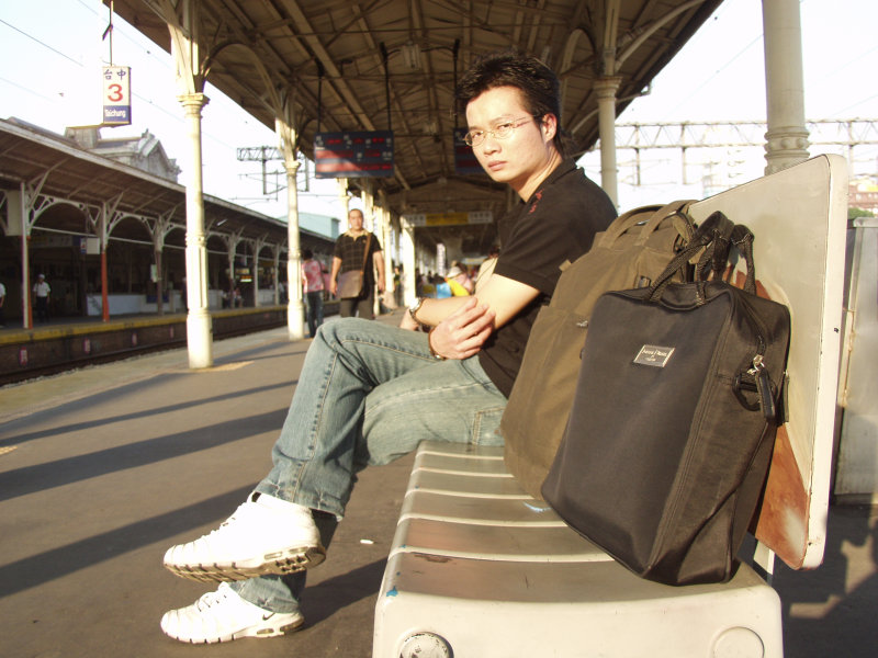 台灣鐵路旅遊攝影台中火車站月台旅客特寫2005攝影照片311
