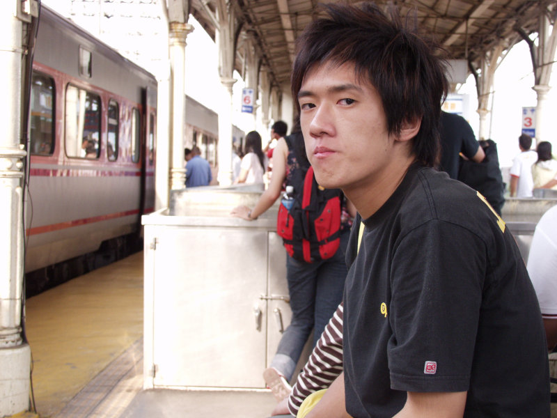 台灣鐵路旅遊攝影台中火車站月台旅客特寫2005攝影照片314