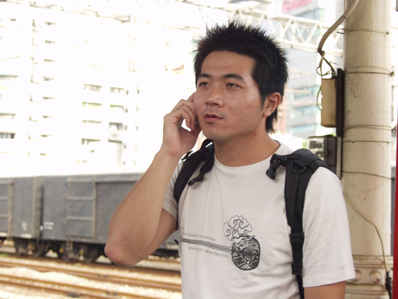 台灣鐵路旅遊攝影台中火車站月台旅客特寫2005攝影照片316