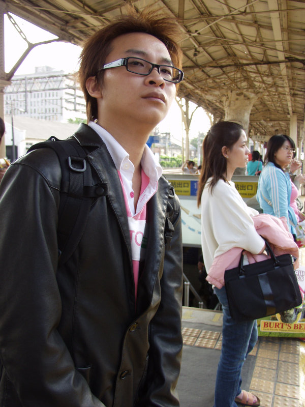 台灣鐵路旅遊攝影台中火車站月台旅客特寫2005攝影照片319