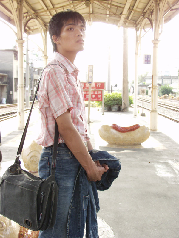 台灣鐵路旅遊攝影台中火車站月台旅客特寫2005攝影照片320