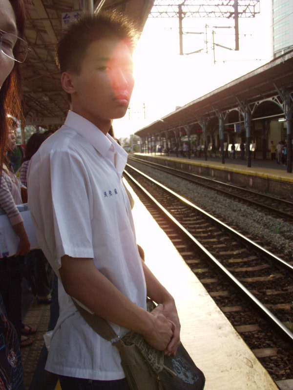 台灣鐵路旅遊攝影台中火車站月台旅客特寫2005攝影照片325