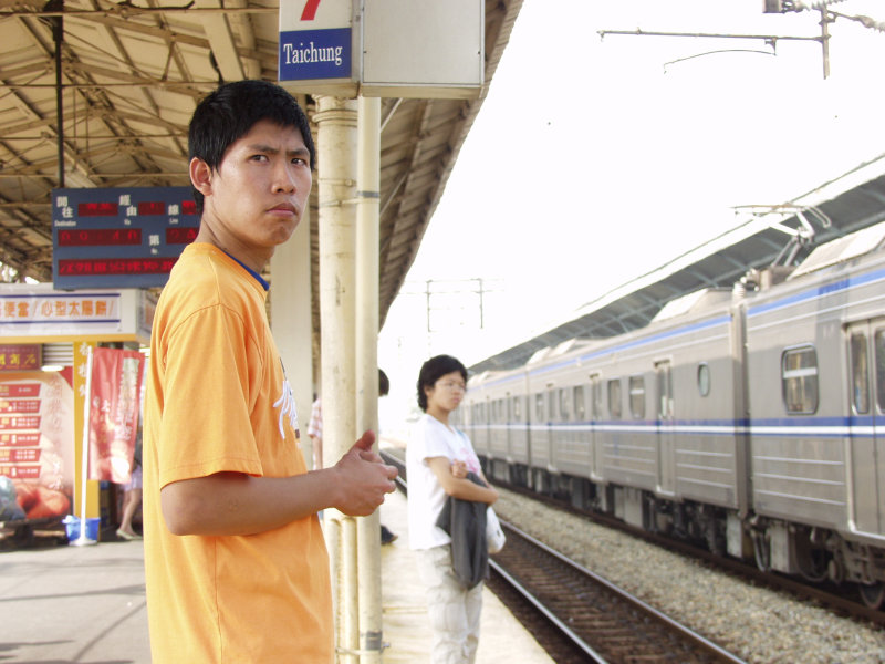 台灣鐵路旅遊攝影台中火車站月台旅客特寫2005攝影照片326