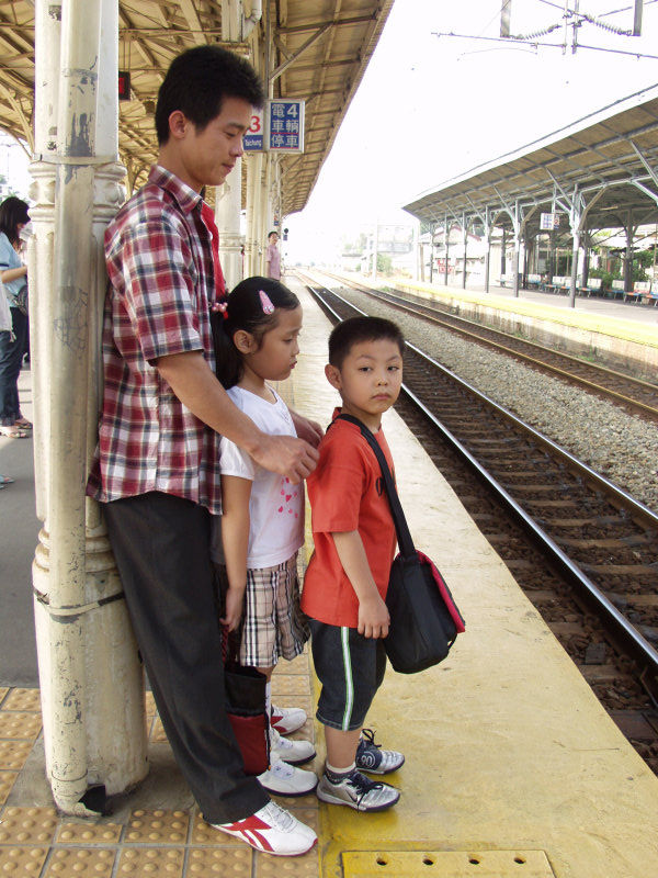 台灣鐵路旅遊攝影台中火車站月台旅客特寫2005攝影照片328