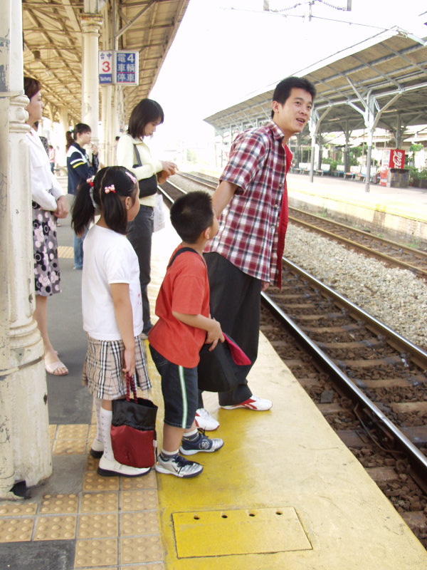 台灣鐵路旅遊攝影台中火車站月台旅客特寫2005攝影照片329