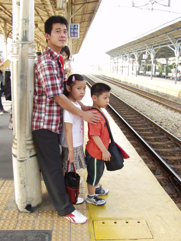 台灣鐵路旅遊攝影台中火車站月台旅客特寫2005攝影照片330