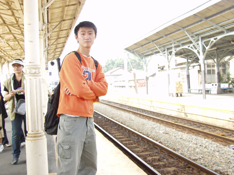 台灣鐵路旅遊攝影台中火車站月台旅客特寫2005攝影照片332