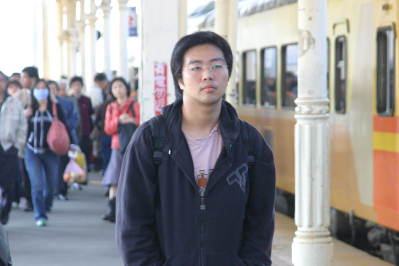 台灣鐵路旅遊攝影台中火車站月台旅客特寫2006攝影照片2