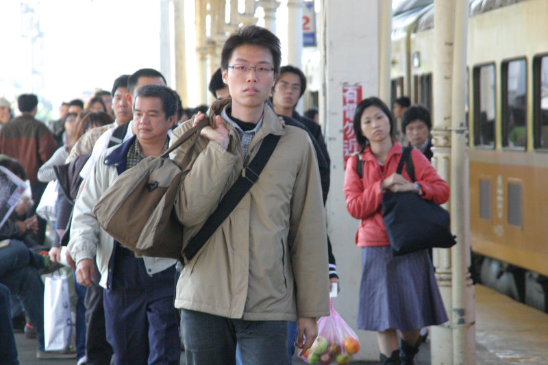 台灣鐵路旅遊攝影台中火車站月台旅客特寫2006攝影照片3