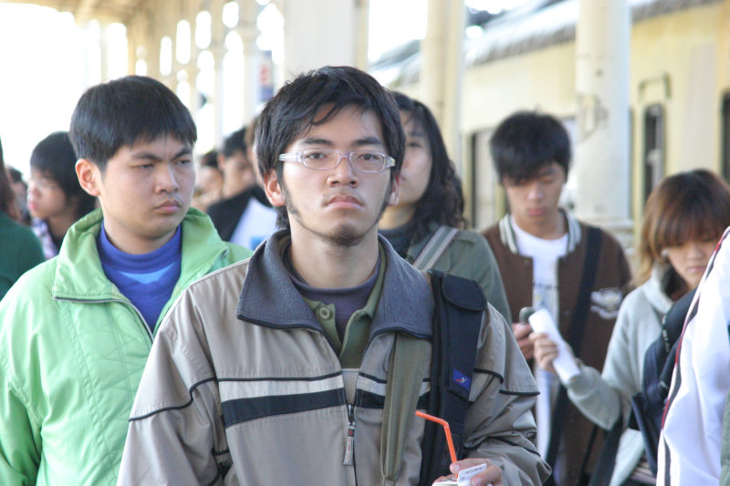 台灣鐵路旅遊攝影台中火車站月台旅客特寫2006攝影照片4