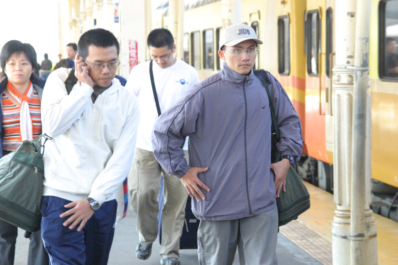 台灣鐵路旅遊攝影台中火車站月台旅客特寫2006攝影照片7