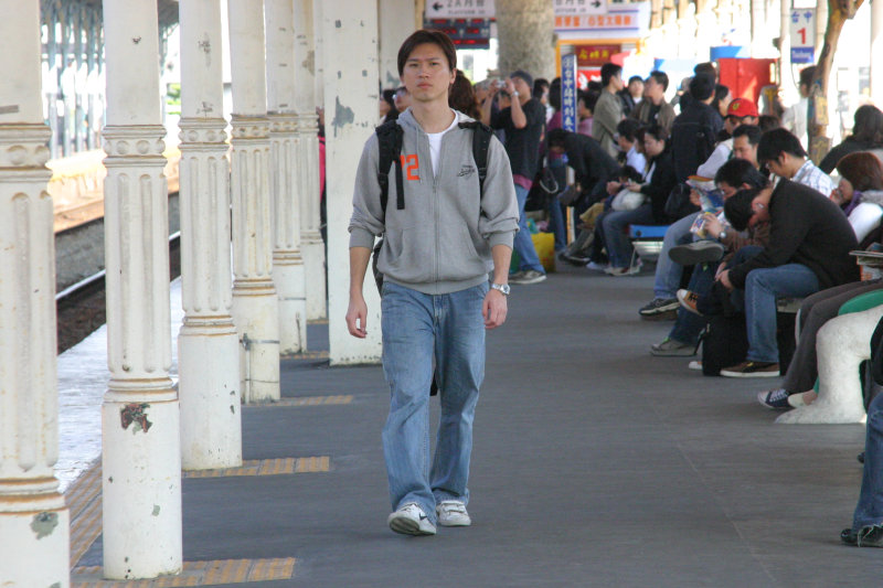 台灣鐵路旅遊攝影台中火車站月台旅客特寫2006攝影照片8