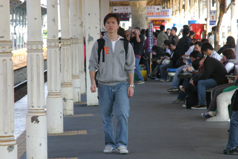 台灣鐵路旅遊攝影台中火車站月台旅客特寫2006攝影照片9