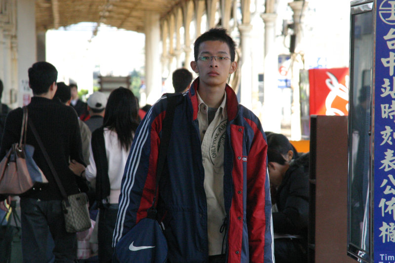 台灣鐵路旅遊攝影台中火車站月台旅客特寫2006攝影照片14