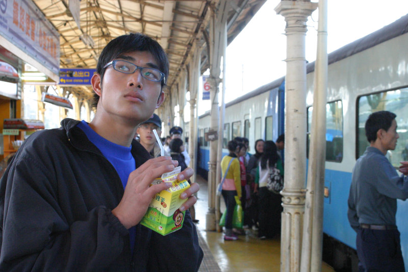台灣鐵路旅遊攝影台中火車站月台旅客特寫2006攝影照片15