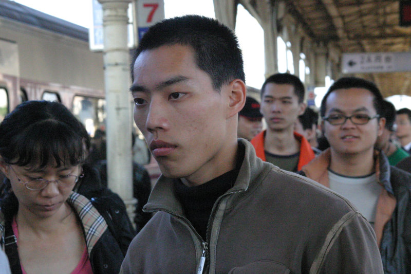 台灣鐵路旅遊攝影台中火車站月台旅客特寫2006攝影照片18