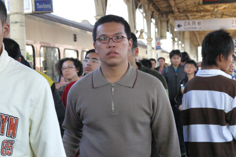 台灣鐵路旅遊攝影台中火車站月台旅客特寫2006攝影照片19