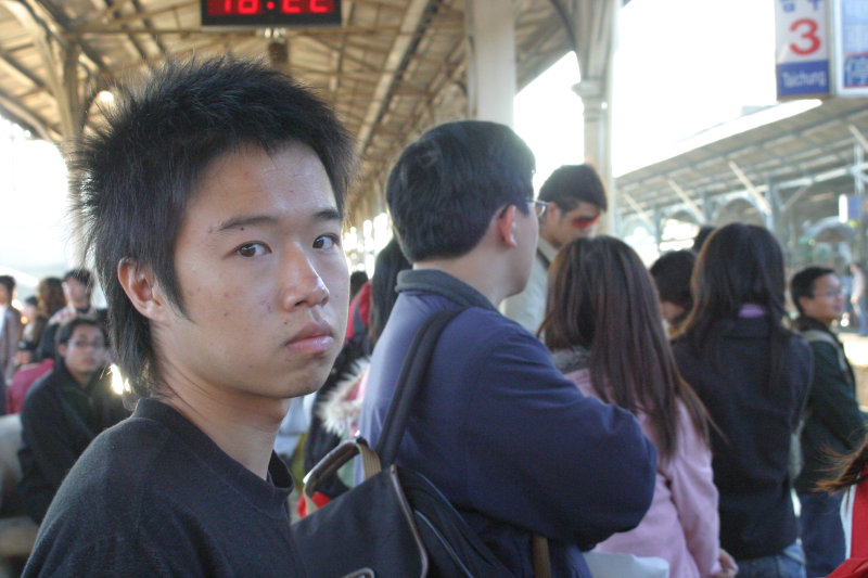 台灣鐵路旅遊攝影台中火車站月台旅客特寫2006攝影照片20