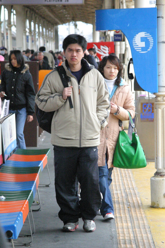 台灣鐵路旅遊攝影台中火車站月台旅客特寫2006攝影照片25