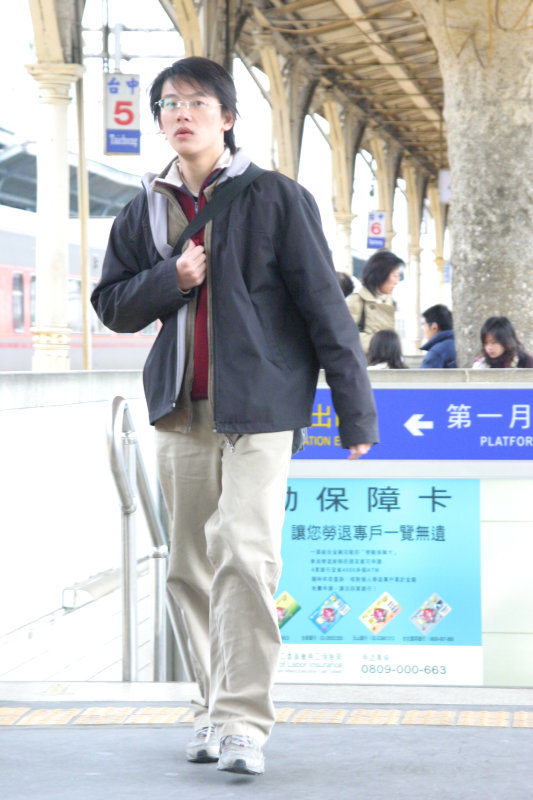 台灣鐵路旅遊攝影台中火車站月台旅客特寫2006攝影照片26