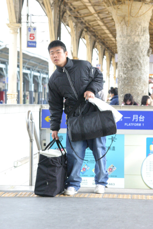 台灣鐵路旅遊攝影台中火車站月台旅客特寫2006攝影照片28